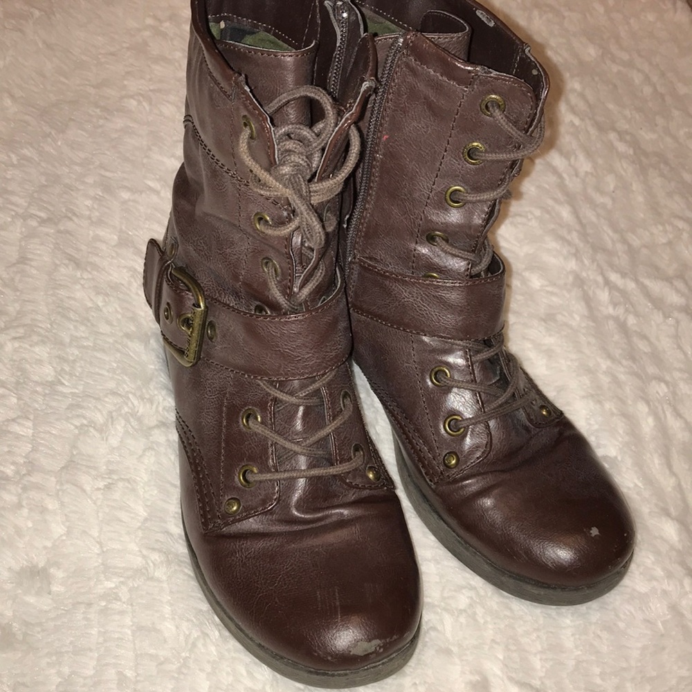 Combat boots